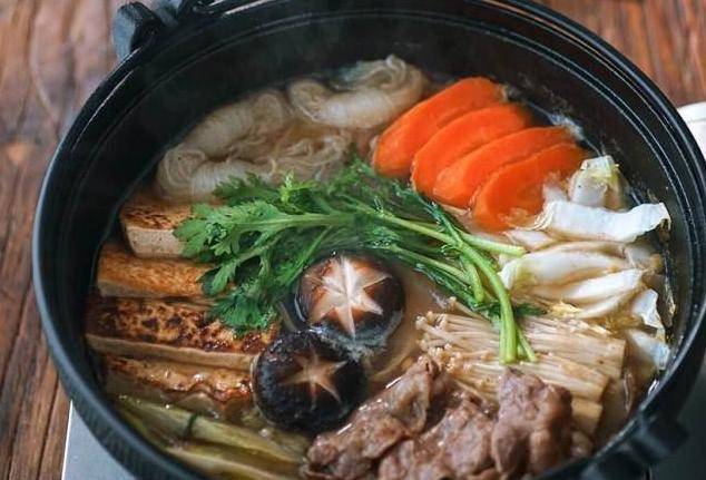 就能轻松做出美味不用去日料店吃了开元棋牌网站教你做日式寿喜锅在家(图6)